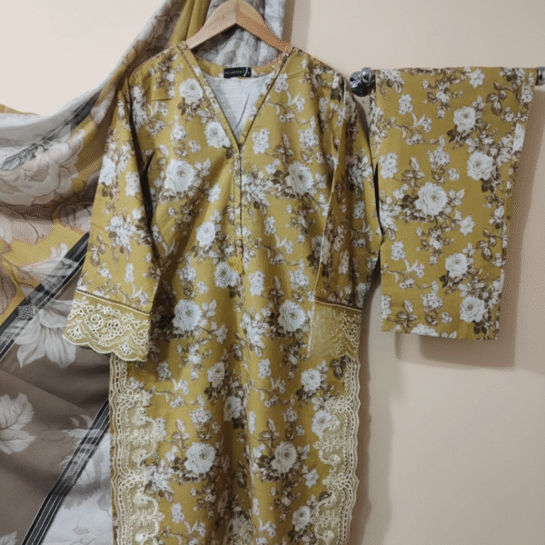 ❄️Sadabahar Luxury Khaddar 3Pc Embroidered Suits – Limited Stock