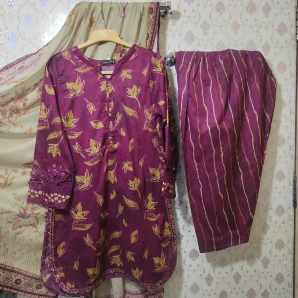 𝙎𝘼𝘿𝘼𝘽𝘼𝙃𝘼𝙍 𝙇𝙪𝙭𝙪𝙧𝙮 Lawn MALIKA Heavy 𝙀𝙢𝙗 𝙒𝙞𝙩𝙝 𝘿𝙞𝙜𝙞𝙩𝙖𝙡 Printed 𝘿𝙪𝙥𝙖𝙩𝙩𝙖 With Shalwar 𝟯𝙋 𝙎𝙏𝙄𝙏𝘾𝙃𝙀𝘿 𝘾𝙊𝙇𝙇𝙀𝘾𝙏𝙄𝙊𝙉 𝟮𝟬𝟮6