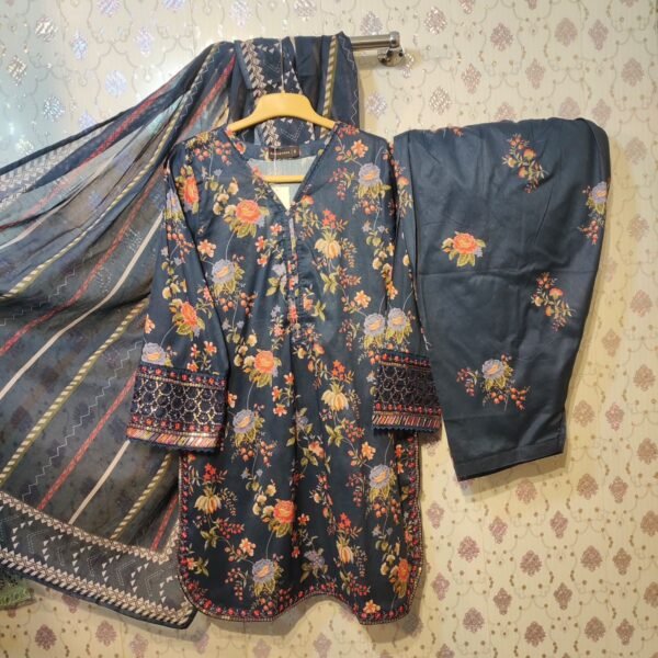 𝙎𝘼𝘿𝘼𝘽𝘼𝙃𝘼𝙍 𝙇𝙪𝙭𝙪𝙧𝙮 Lawn MALIKA Heavy 𝙀𝙢𝙗 𝙒𝙞𝙩𝙝 𝘿𝙞𝙜𝙞𝙩𝙖𝙡 Printed 𝘿𝙪𝙥𝙖𝙩𝙩𝙖 With Shalwar 𝟯𝙋 𝙎𝙏𝙄𝙏𝘾𝙃𝙀𝘿 𝘾𝙊𝙇𝙇𝙀𝘾𝙏𝙄𝙊𝙉 𝟮𝟬𝟮6